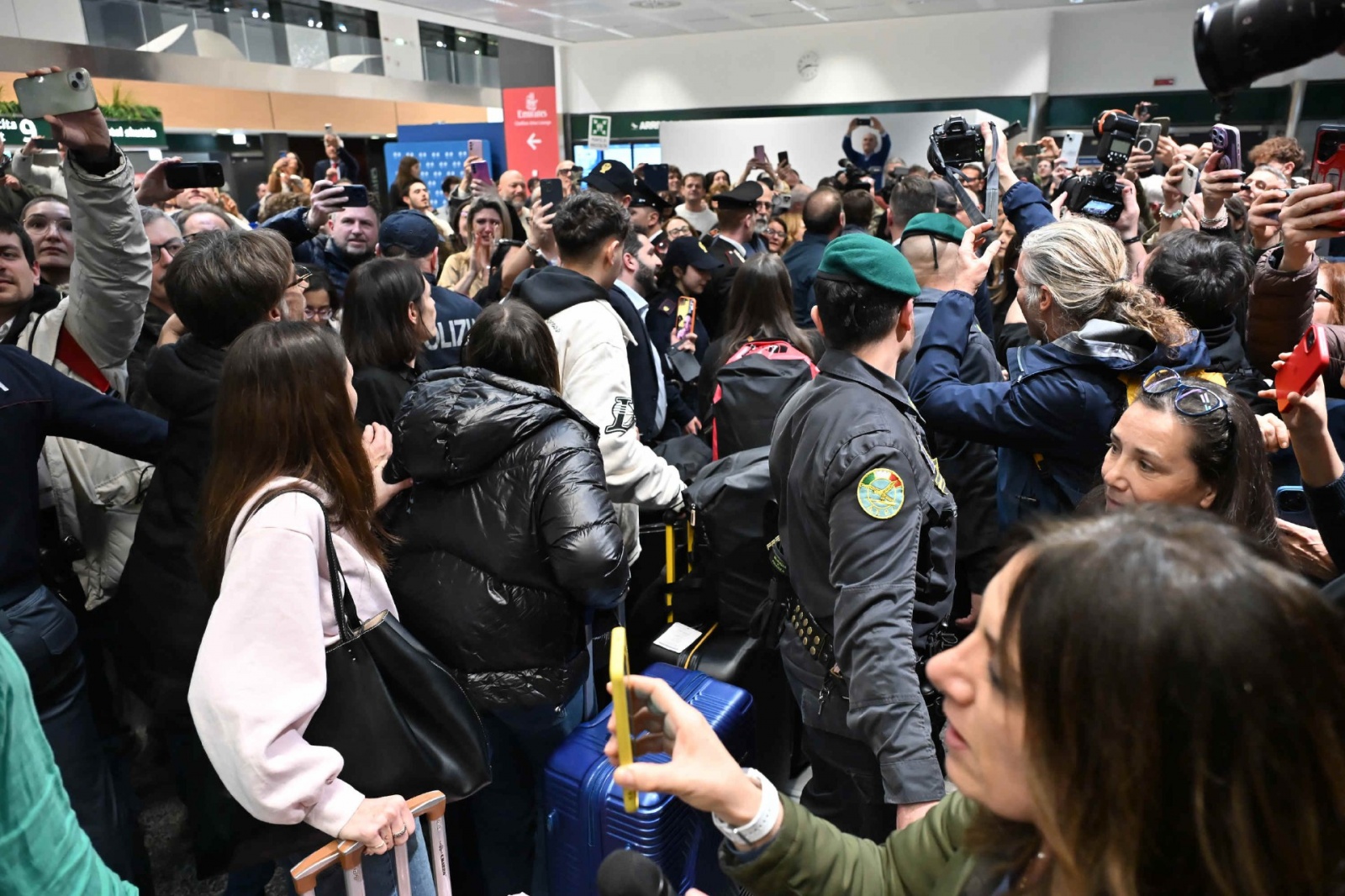 MALPENSA. RIENTRO STUDENTI E INSEGNANTI DA DUBAI VIA ABU DHABI AL TERMINAL 1, ACCOLTI DA FAMILIARI E AMICI