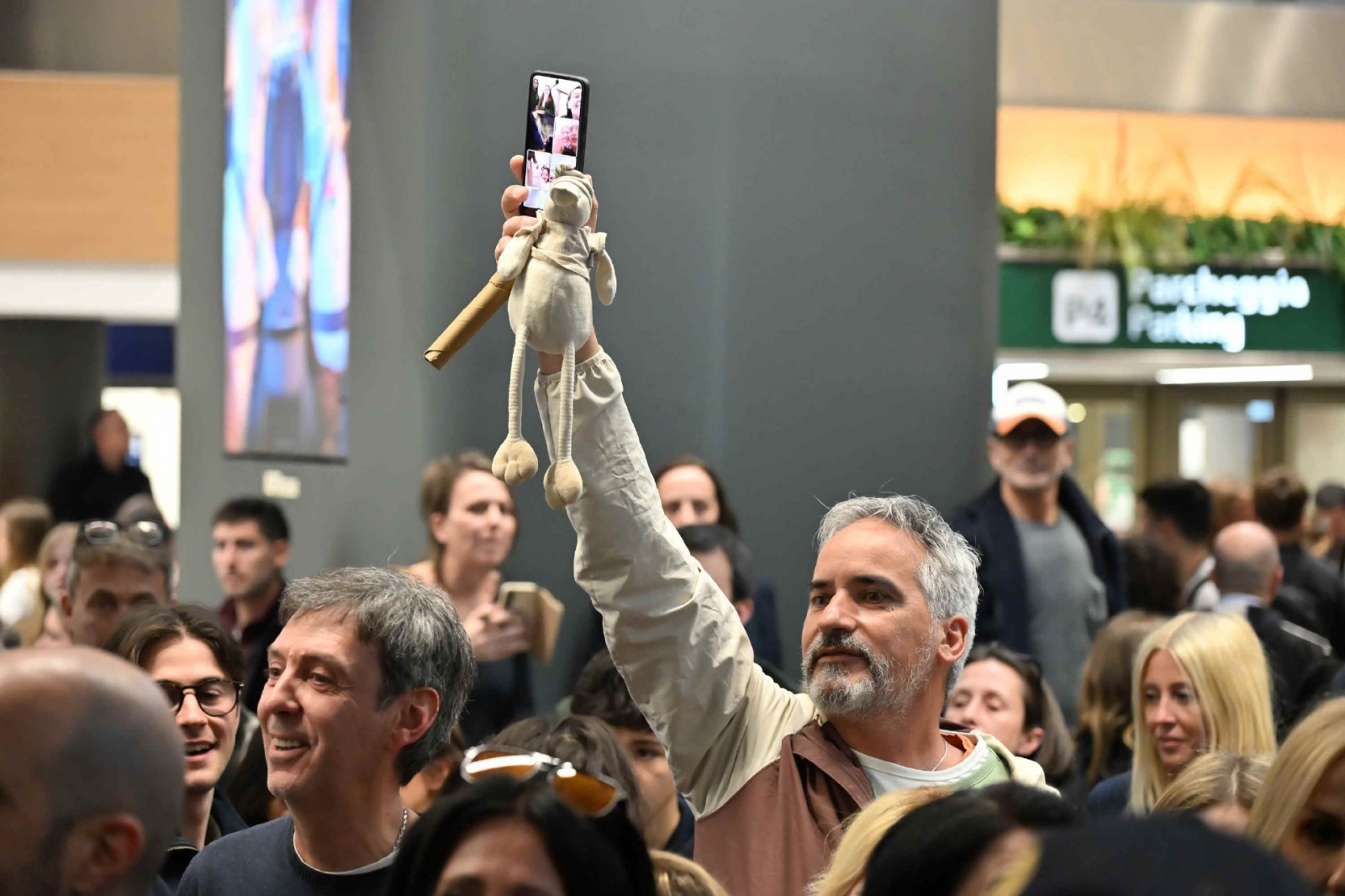 MALPENSA. RIENTRO STUDENTI E INSEGNANTI DA DUBAI VIA ABU DHABI AL TERMINAL 1, ACCOLTI DA FAMILIARI E AMICI