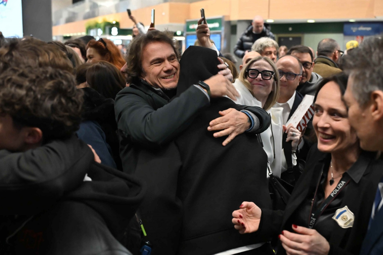 MALPENSA. RIENTRO STUDENTI E INSEGNANTI DA DUBAI VIA ABU DHABI AL TERMINAL 1, ACCOLTI DA FAMILIARI E AMICI