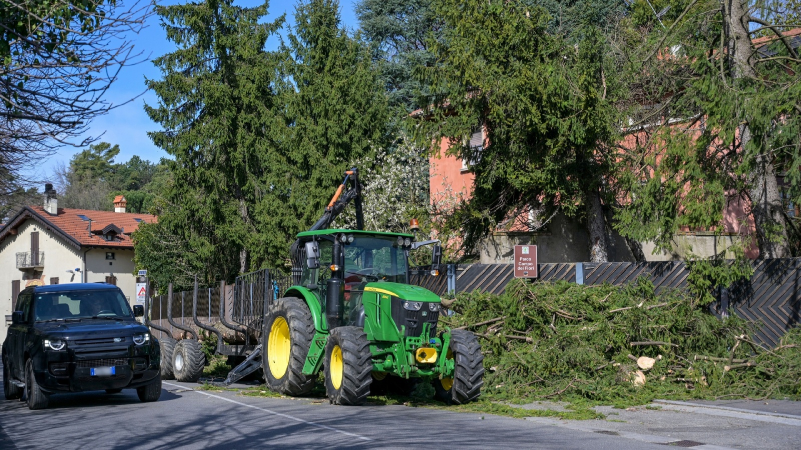 CASCIAGO VENTO FORTE CON PIANTE CADUTE INTERVENTO DEI VIGILI DEL FUOCO