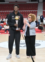 VARESE. BASKET. FINALE E PREMIAZIONI TORNEO GIOVANI LEGGENDE MEMORIAL SANDRO GALLEANI NELLA FOTO MIGLIOR DIFENSORE, COPPA FRANCO ZANETTI, PREMIATO DALLA FIGLIA BARBARA