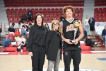VARESE. BASKET. FINALE E PREMIAZIONI TORNEO GIOVANI LEGGENDE MEMORIAL SANDRO GALLEANI NELLA FOTO MVP, MIGLIOR GIOCATOR, COPPA SERGIO RIZZI, PREMIATO DALLA VEDOVA MARY VIGOLO CON LA FIGLIA MARTA