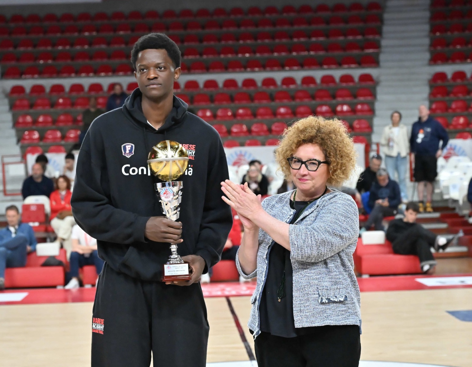 VARESE. BASKET. FINALE E PREMIAZIONI TORNEO GIOVANI LEGGENDE MEMORIAL SANDRO GALLEANI NELLA FOTO MIGLIOR DIFENSORE, COPPA FRANCO ZANETTI, PREMIATO DALLA FIGLIA BARBARA
