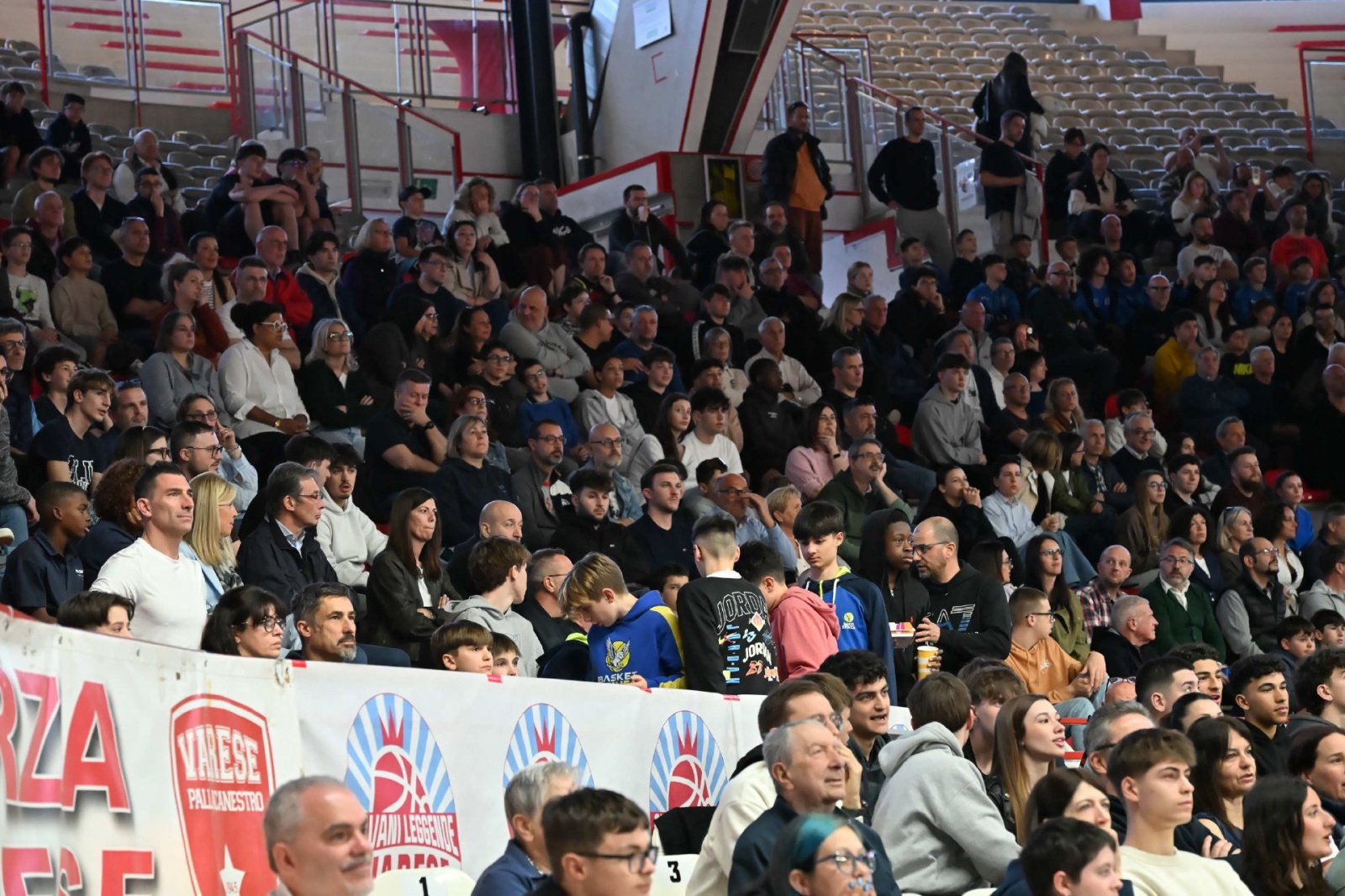 VARESE. BASKET. FINALE E PREMIAZIONI TORNEO GIOVANI LEGGENDE MEMORIAL SANDRO GALLEANI NELLA FOTO PUBBLICO TIFOSI FINALE U14 TEAM OHIO-OLIMPIA MILANO