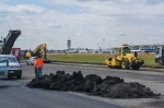 MALPENSA VISITA CANTIERE RIFACIMENTO PISTA 35L NELLA FOTO LAVORI CON SFONDO TORRE DI CONTROLLO