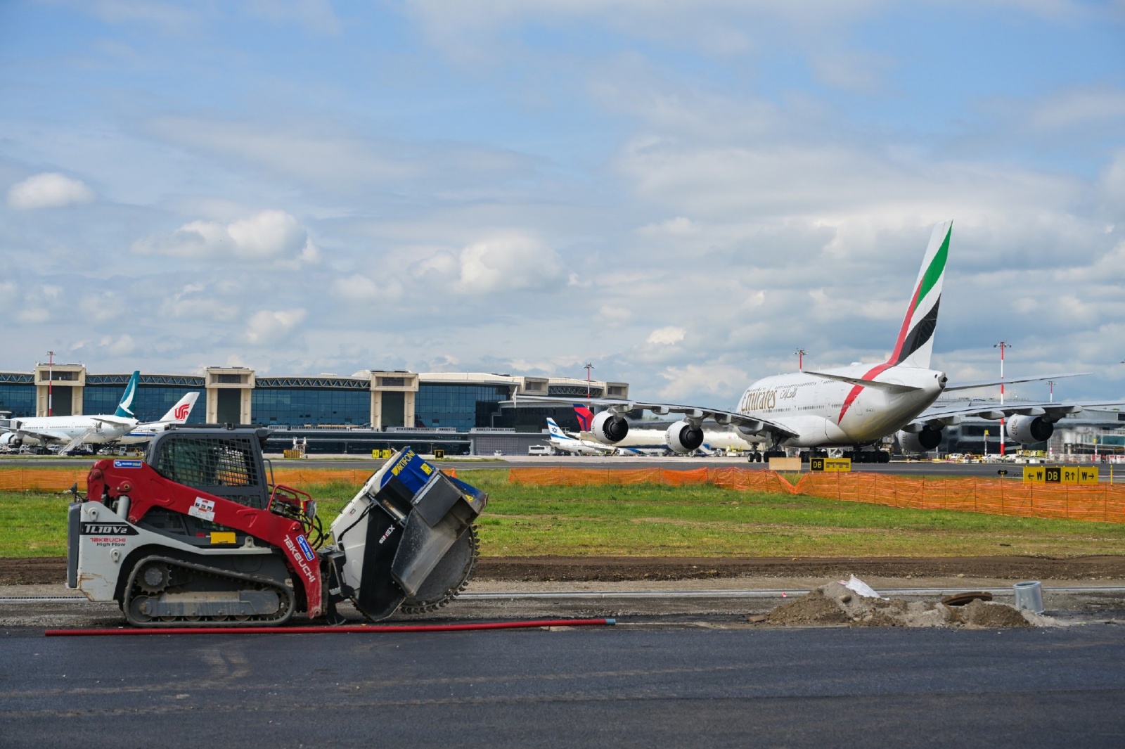 MALPENSA VISITA CANTIERE RIFACIMENTO PISTA 35L NELLA FOTO A380 ATTERRATO