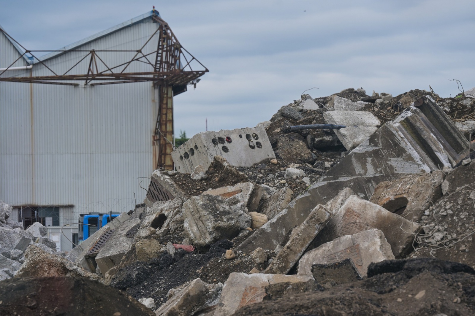 MALPENSA VISITA CANTIERE RIFACIMENTO PISTA 35L NELLA FOTO MATERIALE DI SMALTIMENTO