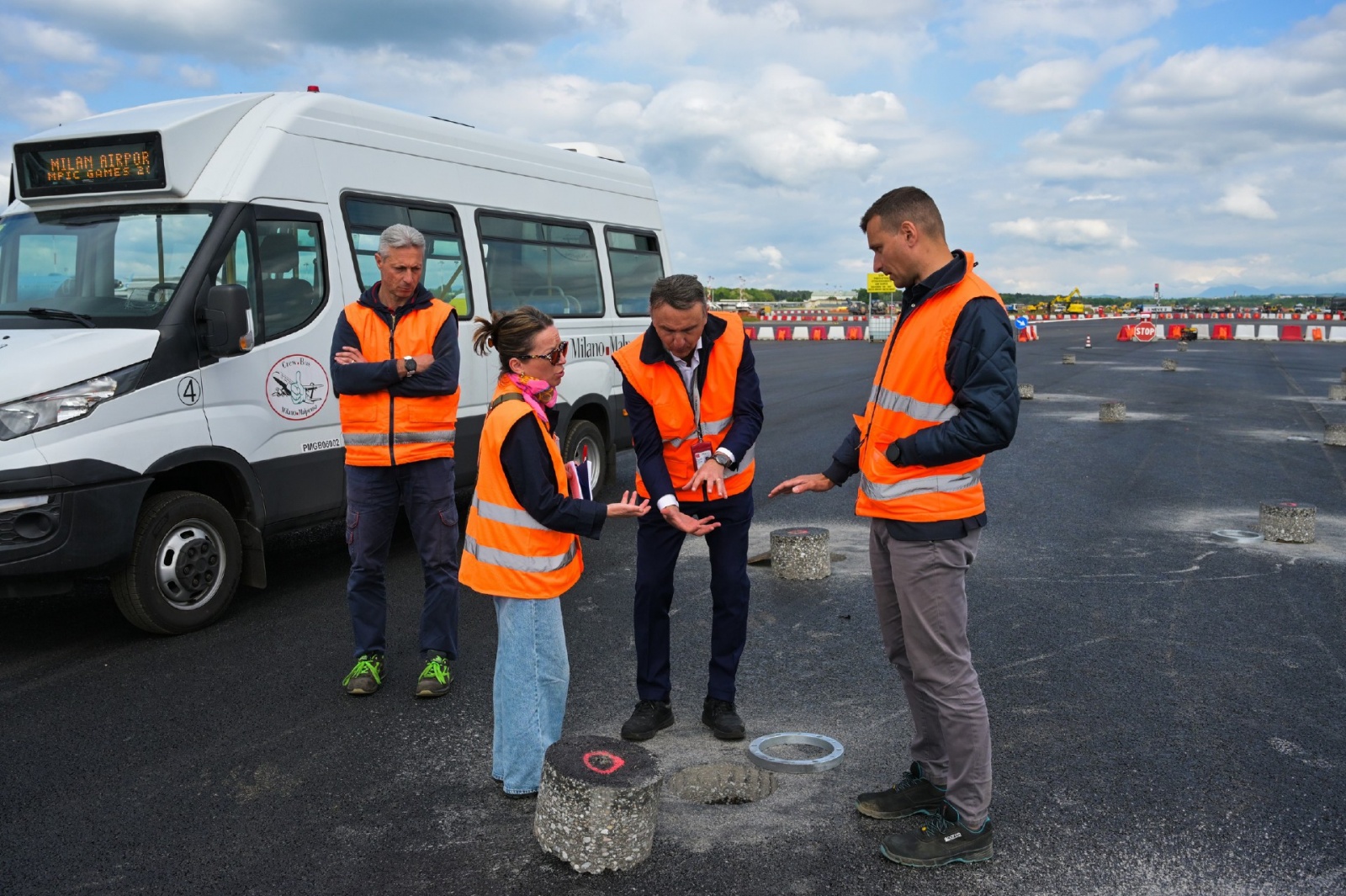 MALPENSA VISITA CANTIERE RIFACIMENTO PISTA 35L NELLA FOTO CAROTAGGIO PER NUOVA ILLUMINAZIONE
