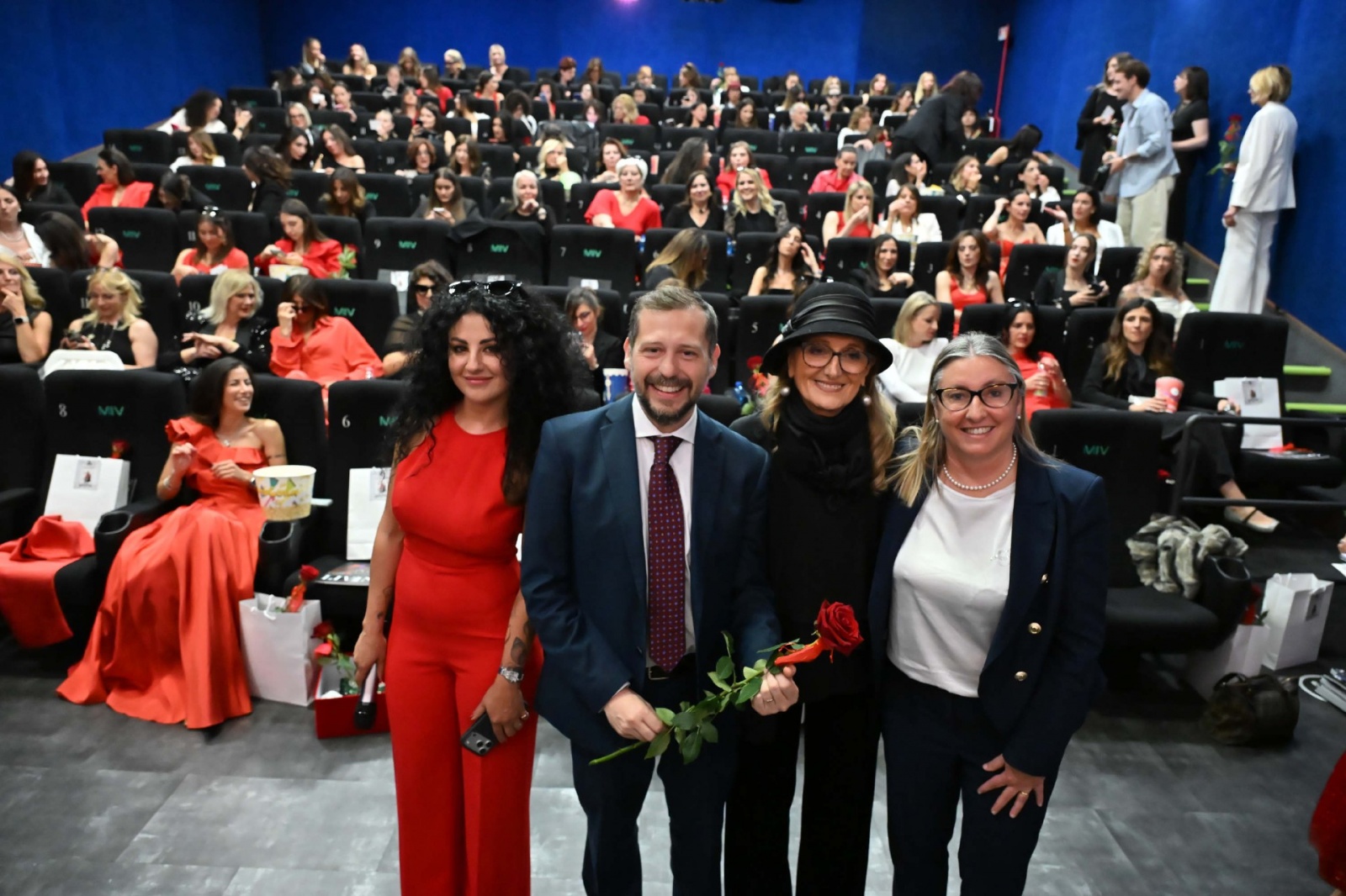 VARESE. EVENTO BENEFICO C.A.O.S. ORGANIZZATO DA ANNA DEL BAR RISTORANTE BASILICO PER LA PROIEZIONE DE ÒIL DIAVOLO VESTE PRADA 2Ó CON ADELE PATRINI, PROF.SSA FRANCESCA ROVERA E EMANUELE MONTI AL MIV, MULTISALA VARESE NELLA FOTO ANNA, EMANUELE MONTI, ADELE 