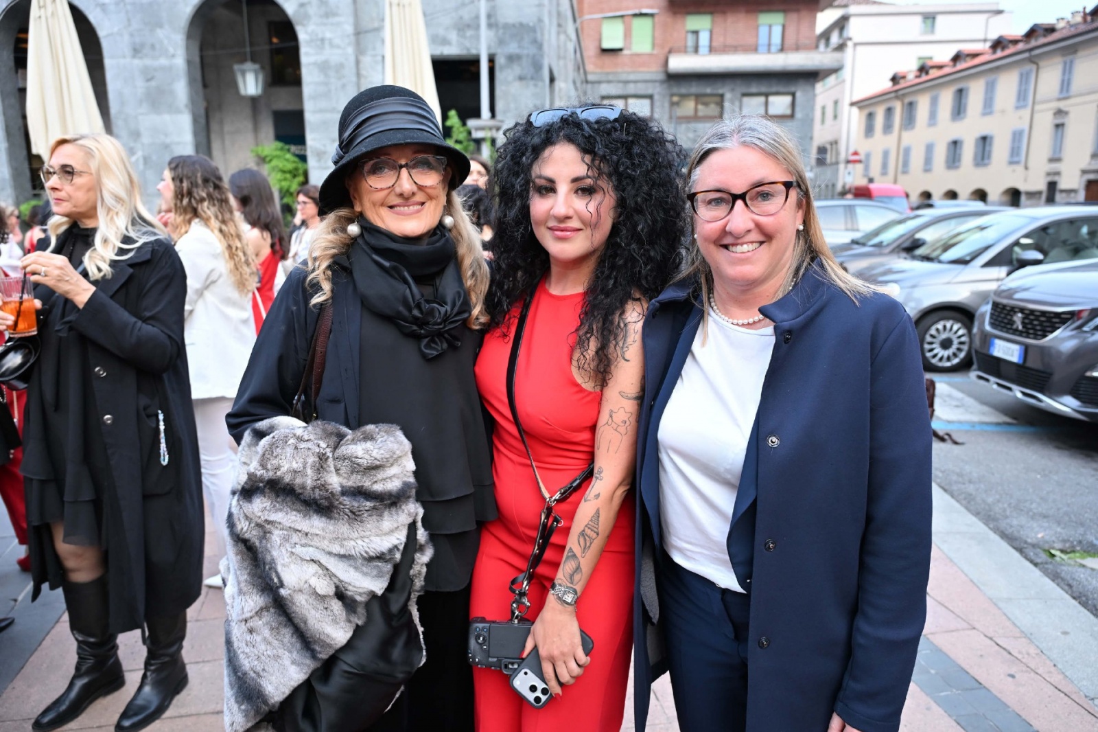 VARESE. EVENTO BENEFICO C.A.O.S. ORGANIZZATO DA ANNA DEL BAR RISTORANTE BASILICO PER LA PROIEZIONE DE ÒIL DIAVOLO VESTE PRADA 2Ó CON ADELE PATRINI, PROF.SSA FRANCESCA ROVERA E EMANUELE MONTI AL MIV, MULTISALA VARESE NELLA FOTO ADELE PATRINI, ANNA E PROF.S