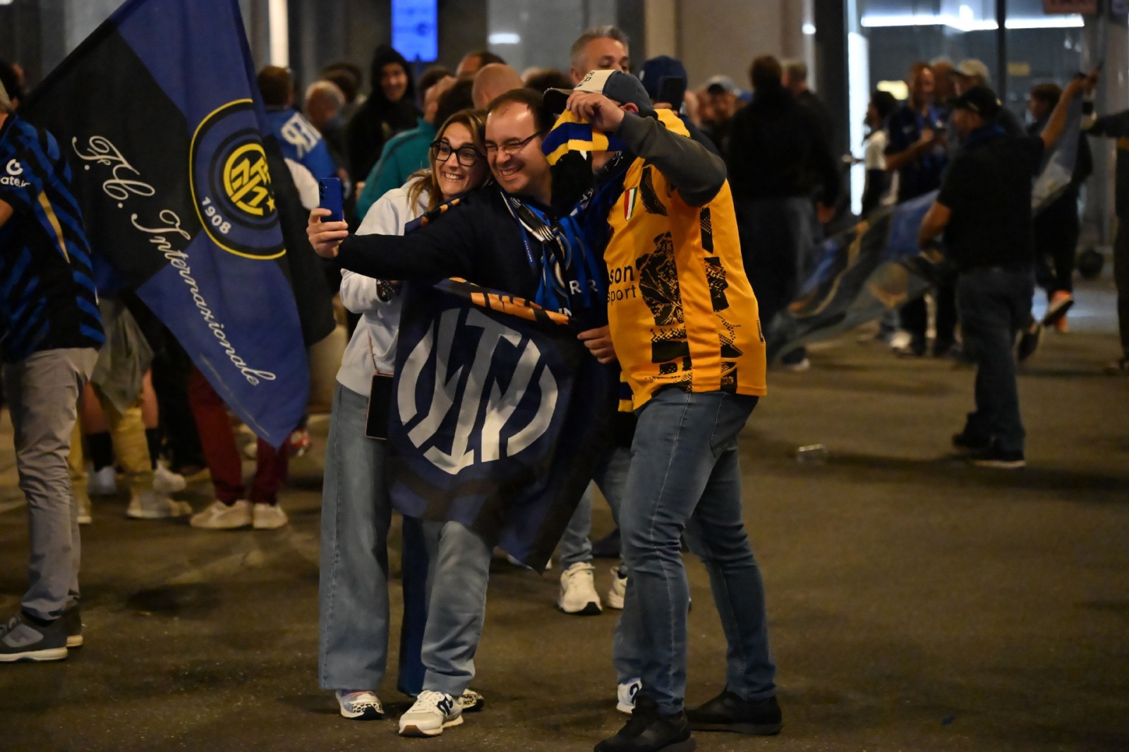 VARESE. FESTEGGIAMENTI TIFOSI INTER IN PIAZZA MONTE GRAPPA