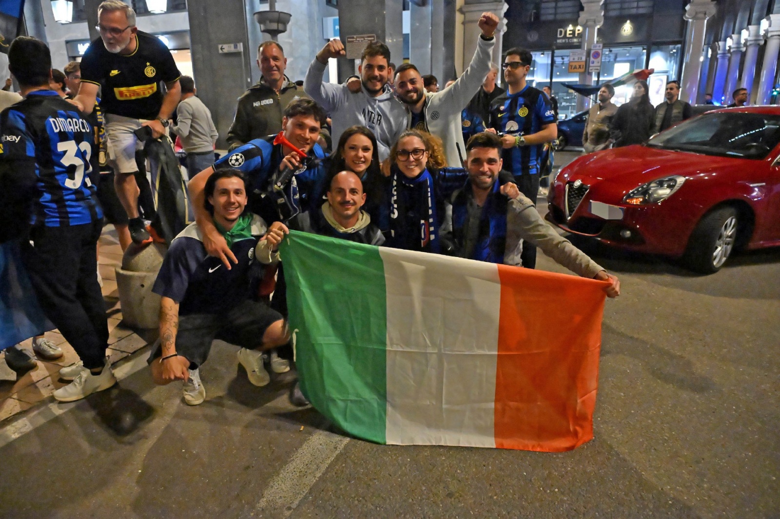VARESE. FESTEGGIAMENTI TIFOSI INTER IN PIAZZA MONTE GRAPPA