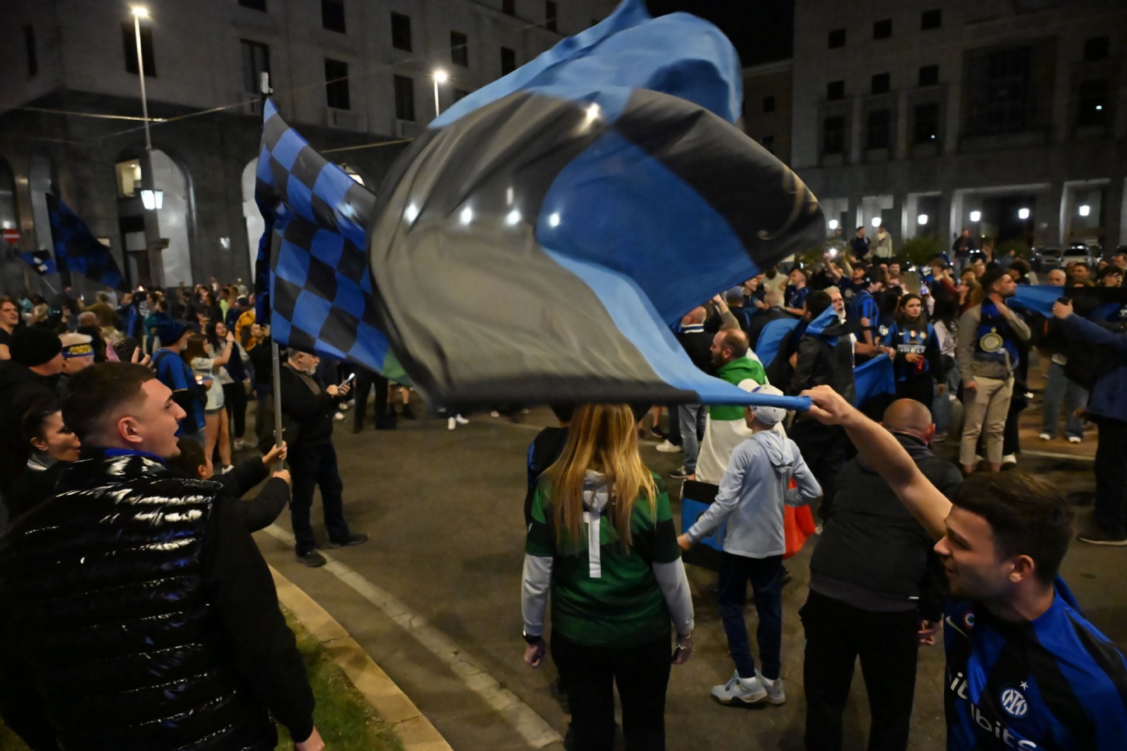 VARESE. FESTEGGIAMENTI TIFOSI INTER IN PIAZZA MONTE GRAPPA