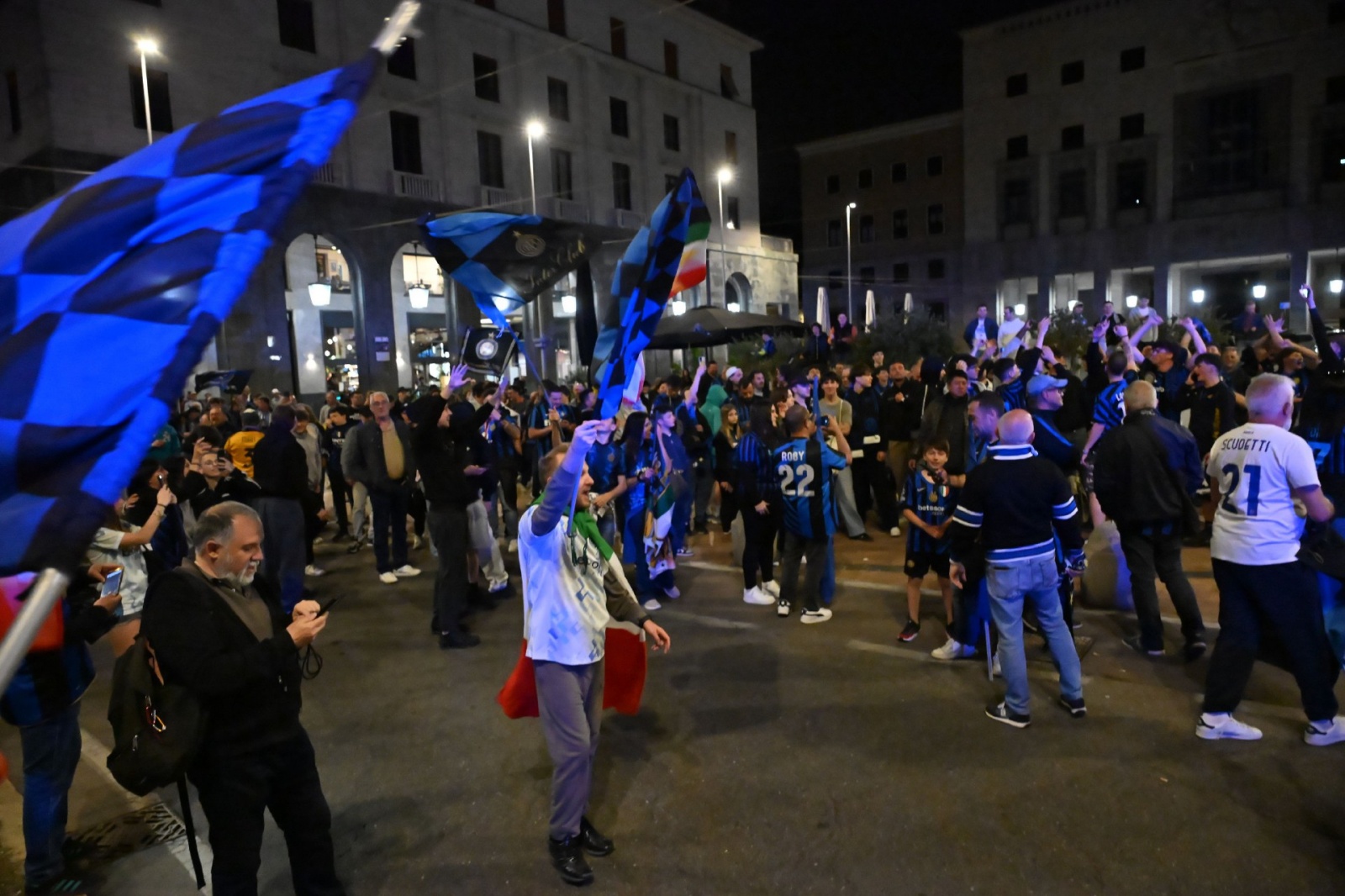 VARESE. FESTEGGIAMENTI TIFOSI INTER IN PIAZZA MONTE GRAPPA