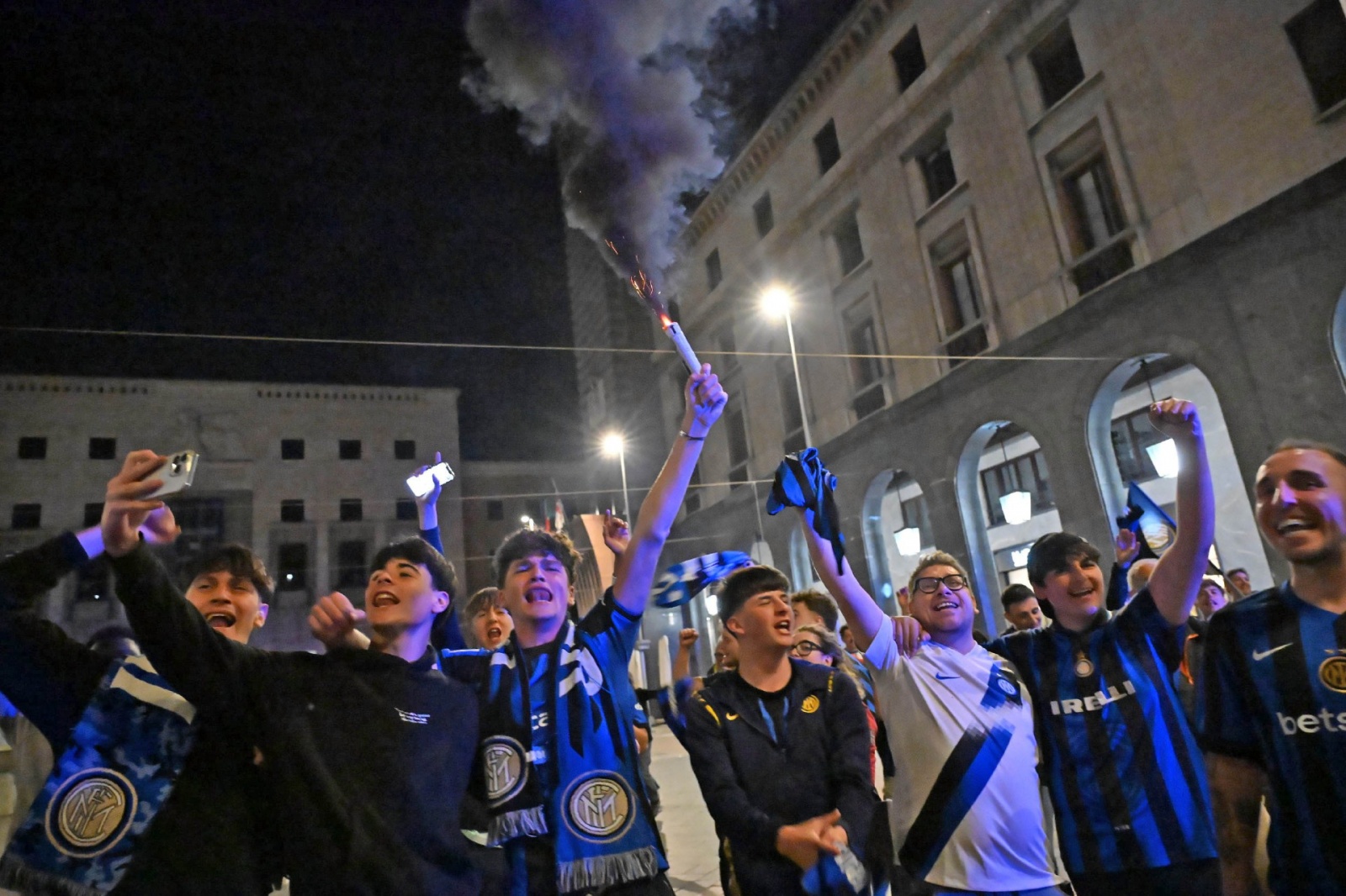 VARESE. FESTEGGIAMENTI TIFOSI INTER IN PIAZZA MONTE GRAPPA