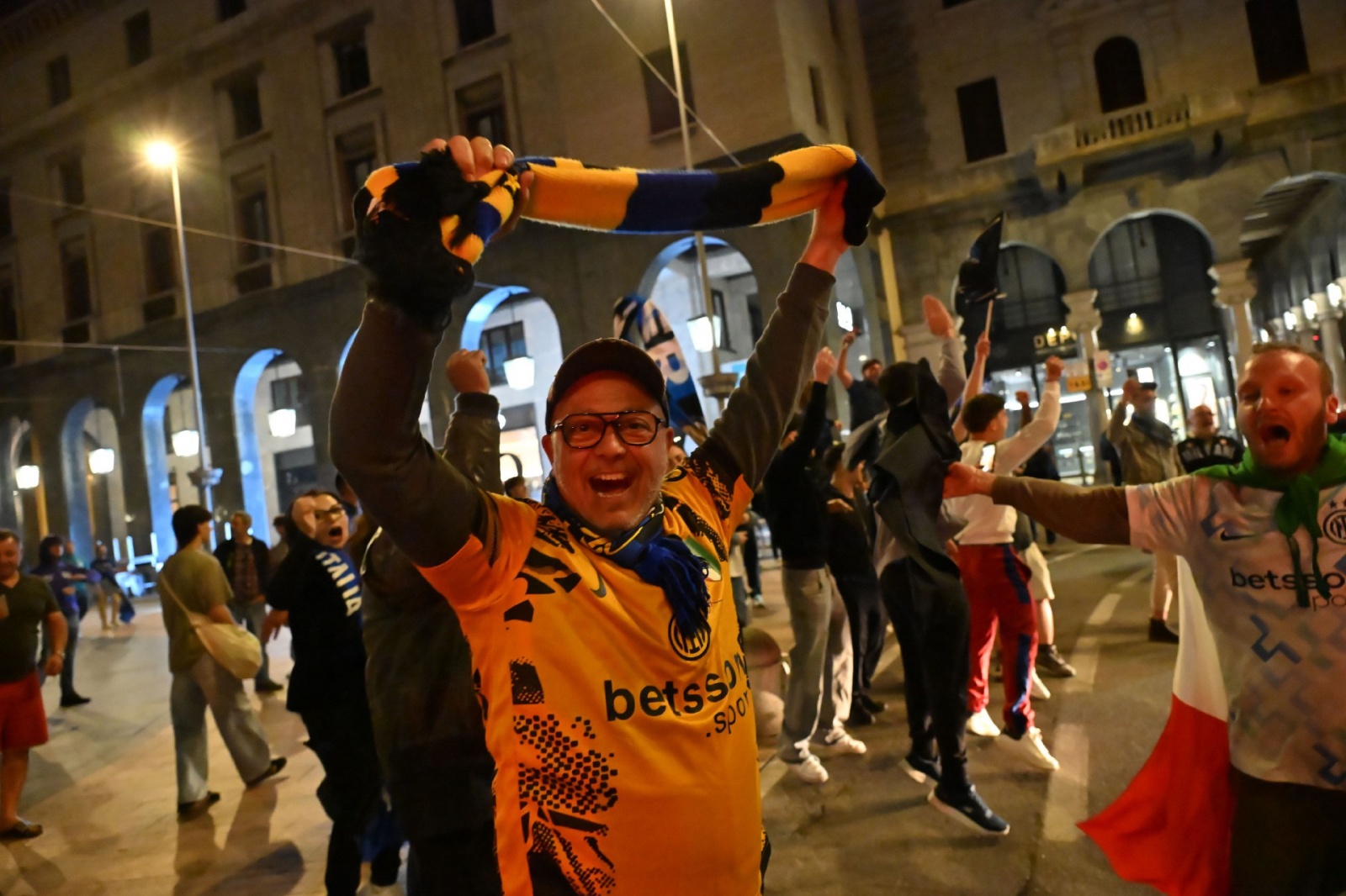VARESE. FESTEGGIAMENTI TIFOSI INTER IN PIAZZA MONTE GRAPPA