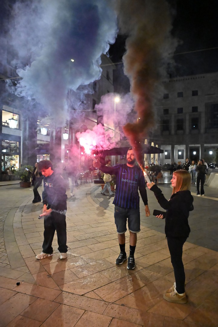 VARESE. FESTEGGIAMENTI TIFOSI INTER IN PIAZZA MONTE GRAPPA