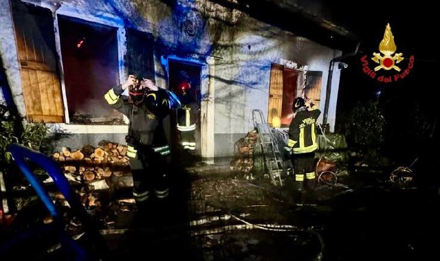Luino, casa in fiamme: morti cinque cani