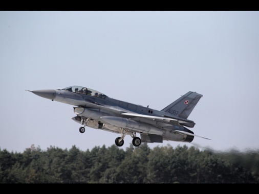 Polonia invia F-16 a confine dopo attacchi russi a Ucraina