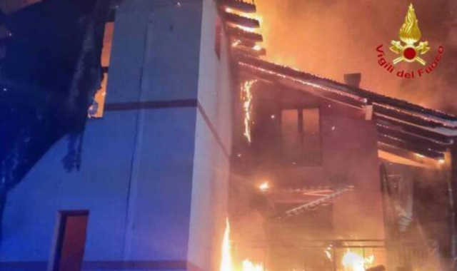 L’incendio divampato in una palazzina a Varano Borghi (Foto Vigili del Fuoco)
