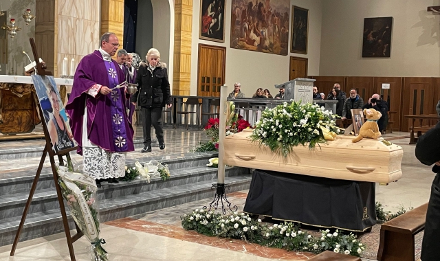 I funerali di Vanessa nella chiesa parrocchiale di Uboldo (foto Agenzia Blitz)