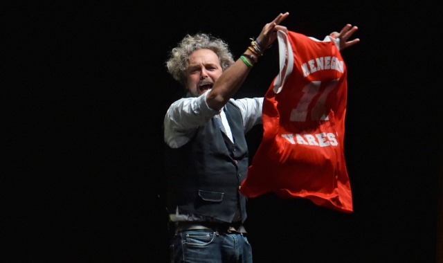 Antonio Ornano sul palco del Teatro di Varese con la maglia di Andrea Meneghin  (foto Angelo Puricelli - Agenzia Blitz)