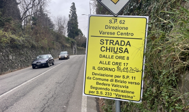 Il cartello, a Sant’Ambrogio, che indica l’impossibilità di raggiungere Brinzio domenica. Analoghi cartelli segnalano sulla provinciale lo stop per entrare in Varese (foto Blitz)