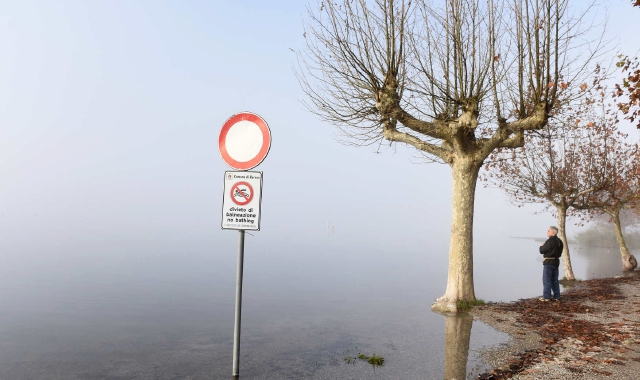 Nebbia sul lago di Varese