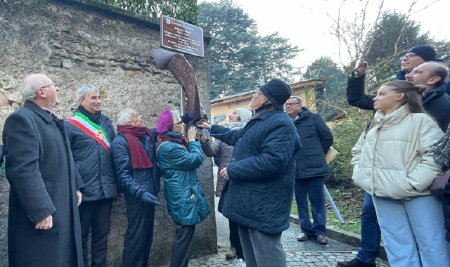 Il momento dell’intitolazione ad Angelo Monti della parte finale di via Montalbano a Varese (foto Puricelli - Blitz)