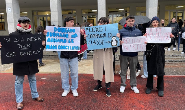 Lo sciopero degli studenti del Manzoni per le aule al freddo  (foto Blitz)