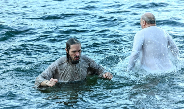 Anche quest’anno si è rinnovato l’appuntamento di fede del battesimo ortodosso nelle acque del lago  (foto Blitz)
