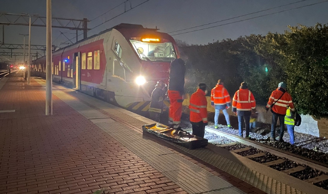 Il treno fermo a Saronno dopo l’incidente   (foto Domenico Ghiotto)