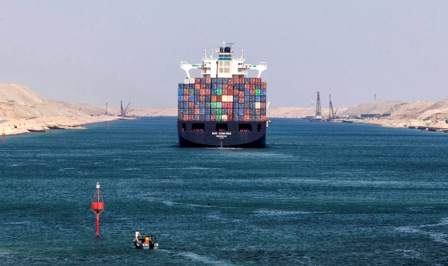 Una nave portacontainer attraversa il canale di Suez (foto Ansa)