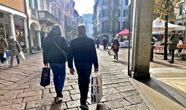 Varese, ruba borse e occhiali in tre negozi del centro: presa