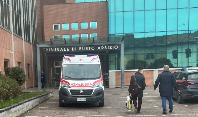 L’ambulanza giunta al Tribunale di Busto Arsizio per assistere l’ex tabaccaio arrestato che ha avuto un malore (Foto Redazione)