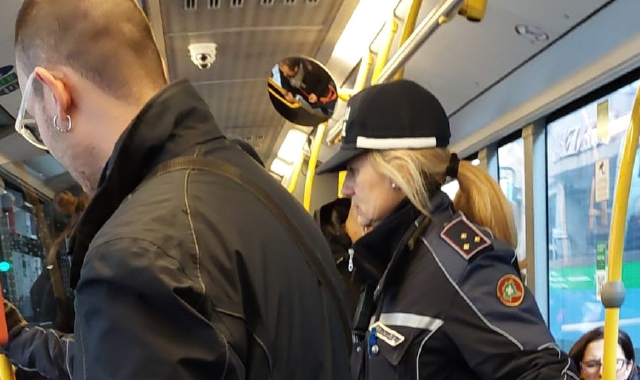 Varese, Polizia locale sui bus. La Lega: «Alleluia»
