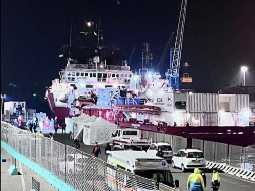 Migranti: Ocean Viking con 71 a bordo arrivata a Livorno