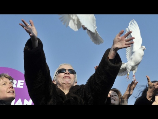 Annie Lennox ai Grammy, cessate il fuoco in Medio Oriente