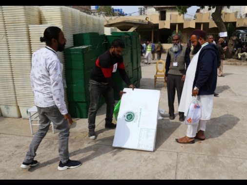 Pakistan: alla vigilia del voto 27 morti in due esplosioni