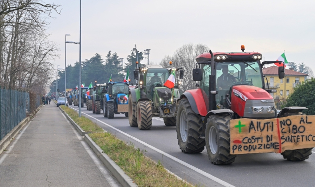 La protesta degli agricoltori a Tradate (foto Agenzia Blitz)