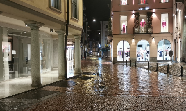 Le strade deserte del centro di Varese (Foto Redazione)