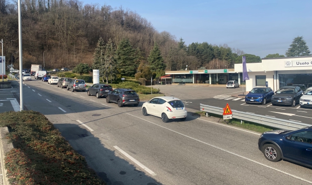 Varese, lavori in viale Borri: code fino al ponte di Vedano