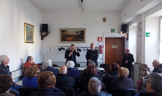 L’incontro al Centro Anziani tenuto dalle Forze dell’Ordine (Foto Carabinieri)