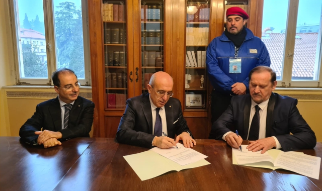 La firma del Protocollo d'Intesa tra la Prefettura di Varese e l'Associazione “Angeli Urbani” (Foto Prefettura Varese)