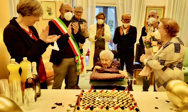 Maria Scaravaggi festeggiata per il traguardo dei suoi 100 anni