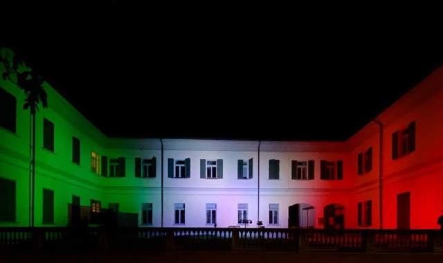 Illuminato con il tricolore il Palazzo del Comune di Sesto Calende (Foto Redazione)