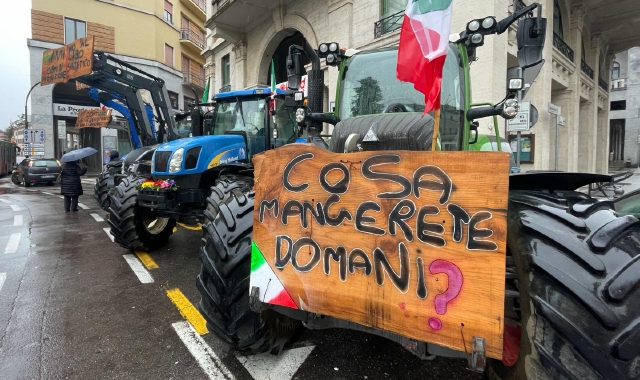 Varese: protesta dei trattori in piazza Monte Grappa
