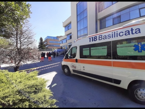 Un bus con 40 studenti finisce fuori strada, autista grave
