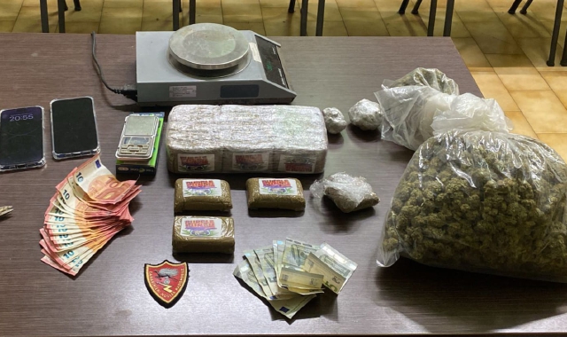  Trovati nell’appartamento 1,8 chilogrammi di hashish suddivisi in panetti, 0,9 kg di marijuana, materiale per confezionamento e 300 euro circa in contante. (Foto Redazione)