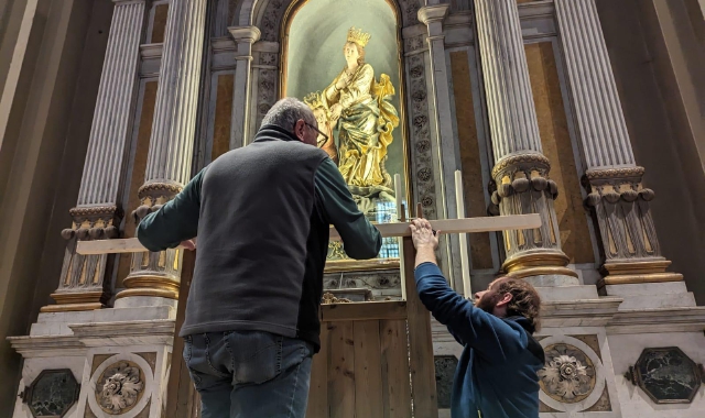 I preparativi in chiesa per la Via Crucis  (foto Blitz)